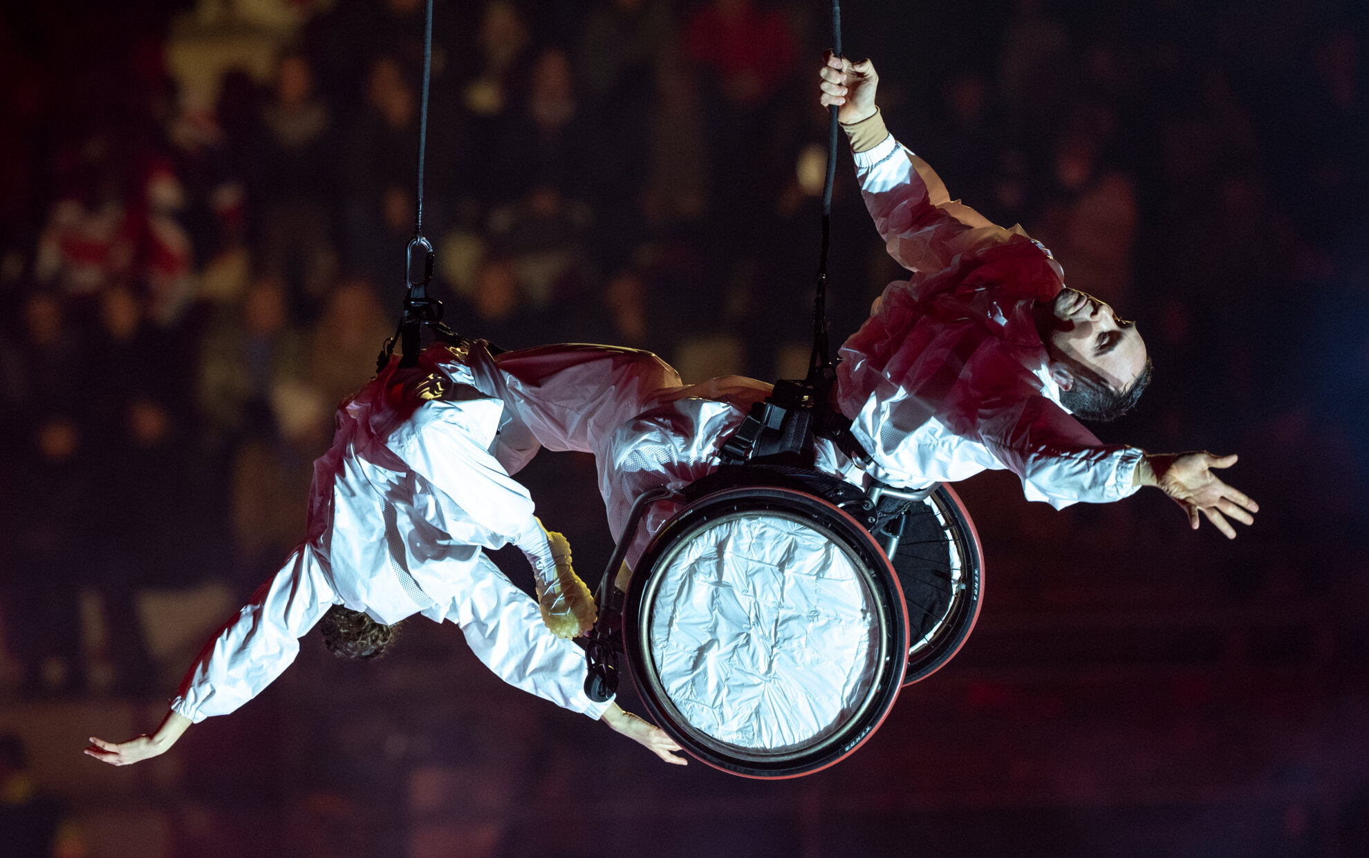 Pyörätuoliakrobaatit tanssivat korkealla ilmassa nauhojen varassa.